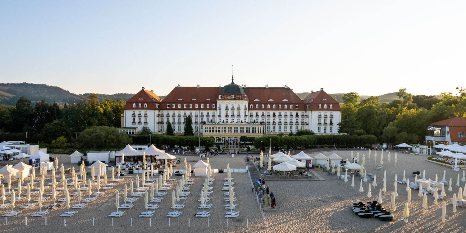  Dron Gdańsk, Zdjęcia FPV, Filmowanie FPV, Dynamiczne ujęcia FPV dla produkcji wideo, Usługi fotograficzne i filmowe dronem na Pomorzu, Filmowanie dronem, Filmy promocyjne, Zdjęcia nieruchomości z powietrza, Fotograf dronowy, Reelsy dronem