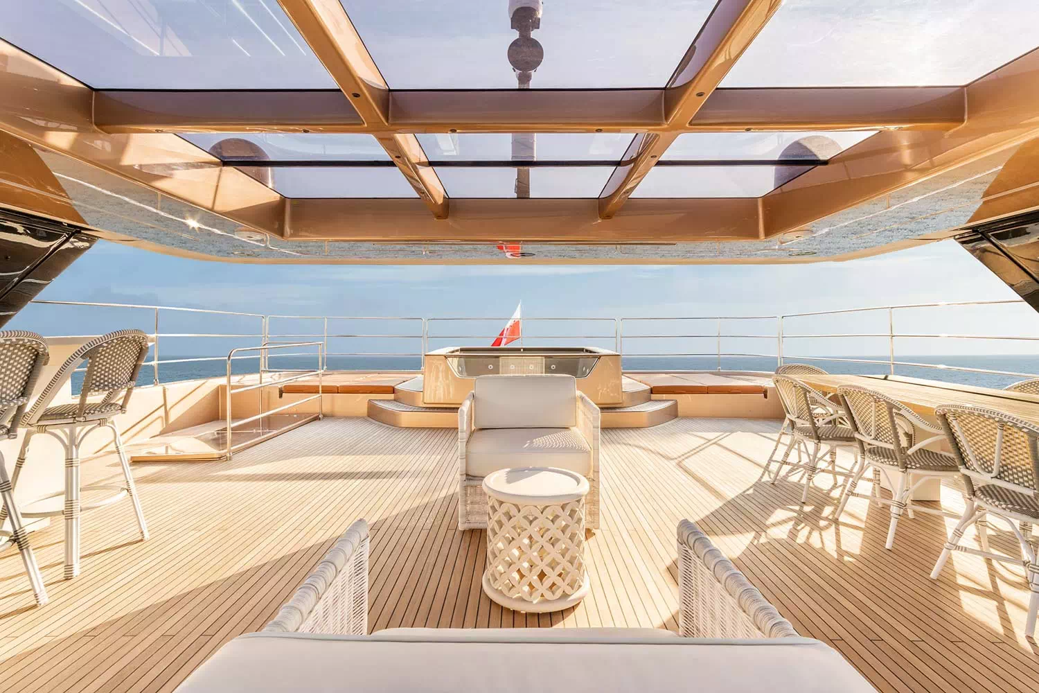 Ekskluzywne sesje edytorialowe na luksusowych jachtach, Yacht lifestyle photography, Dośiwaczony fotograf, Kreatywne zdjęcia na social media, Instagram photography, Content na social media, Creative fashion editorials, Fotografia reklamowa, Exclusive yacht photography, Elegancka fotografia mody