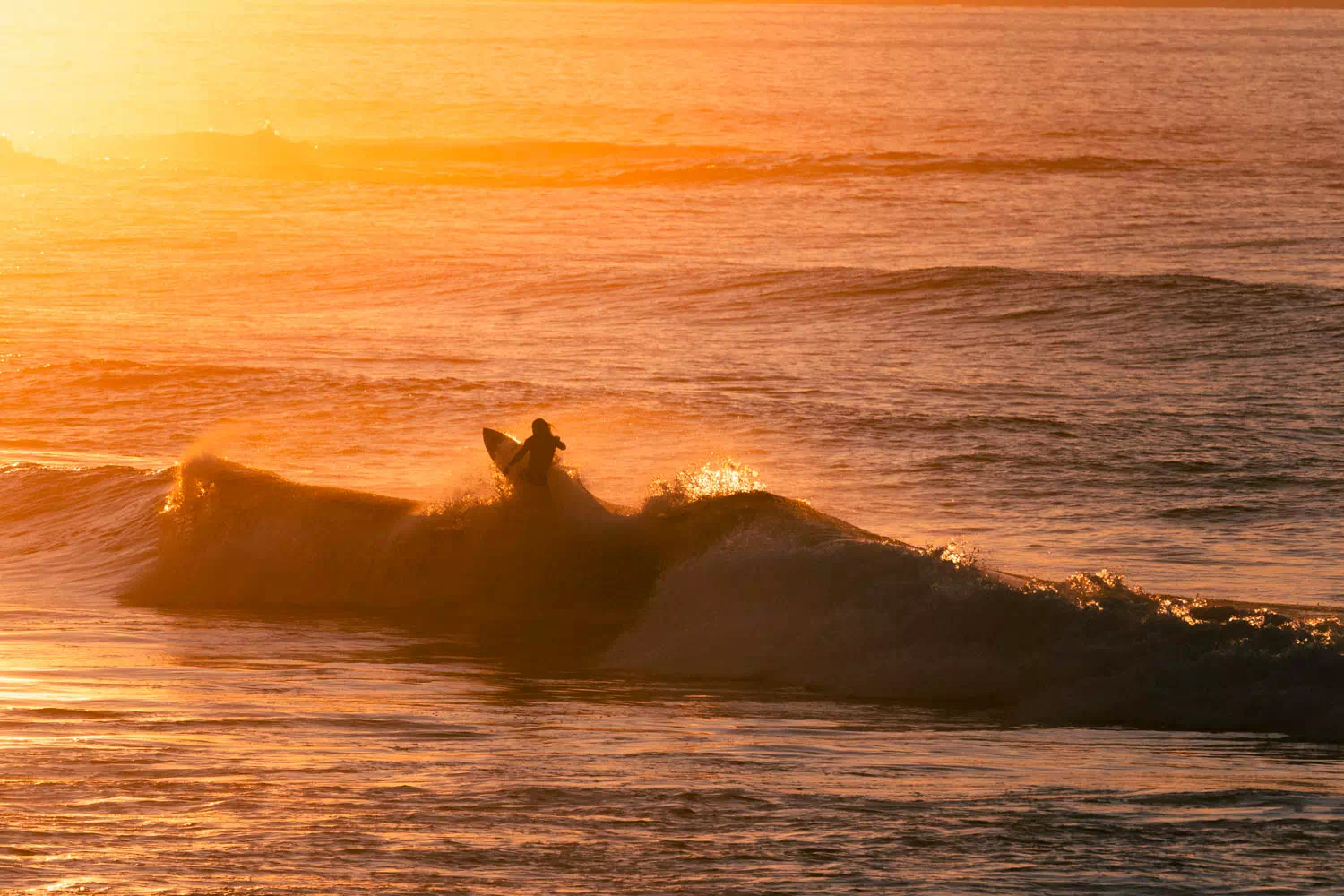Editorial photography, Fotograf lifestyle, Zdjęcia outdoorowe, Zdjęcia w ruchu, Beach vibes photography, Surfing lifestyle, Coastal photography, Professional surf photography at the beach, Lifestyle photography for surfers, Ekskluzywne sesje edytorialowe na luksusowych jachtach